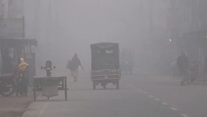 শীত ও কুয়াশায় বিপর্যস্ত লালমনিরহাট, চরম দুর্ভোগে জনজীবন